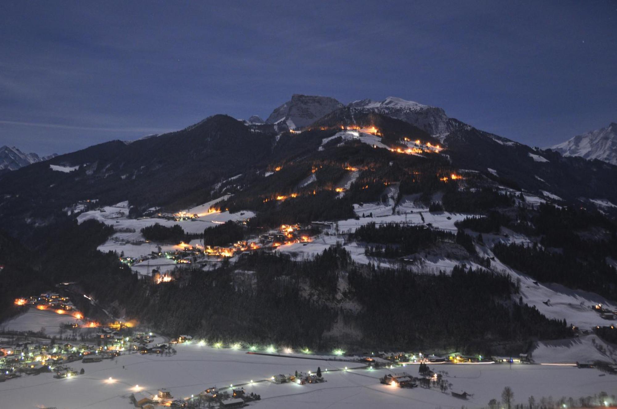 Ferienwohnung Ausblick Zillertal Hainzenberg Bagian luar foto