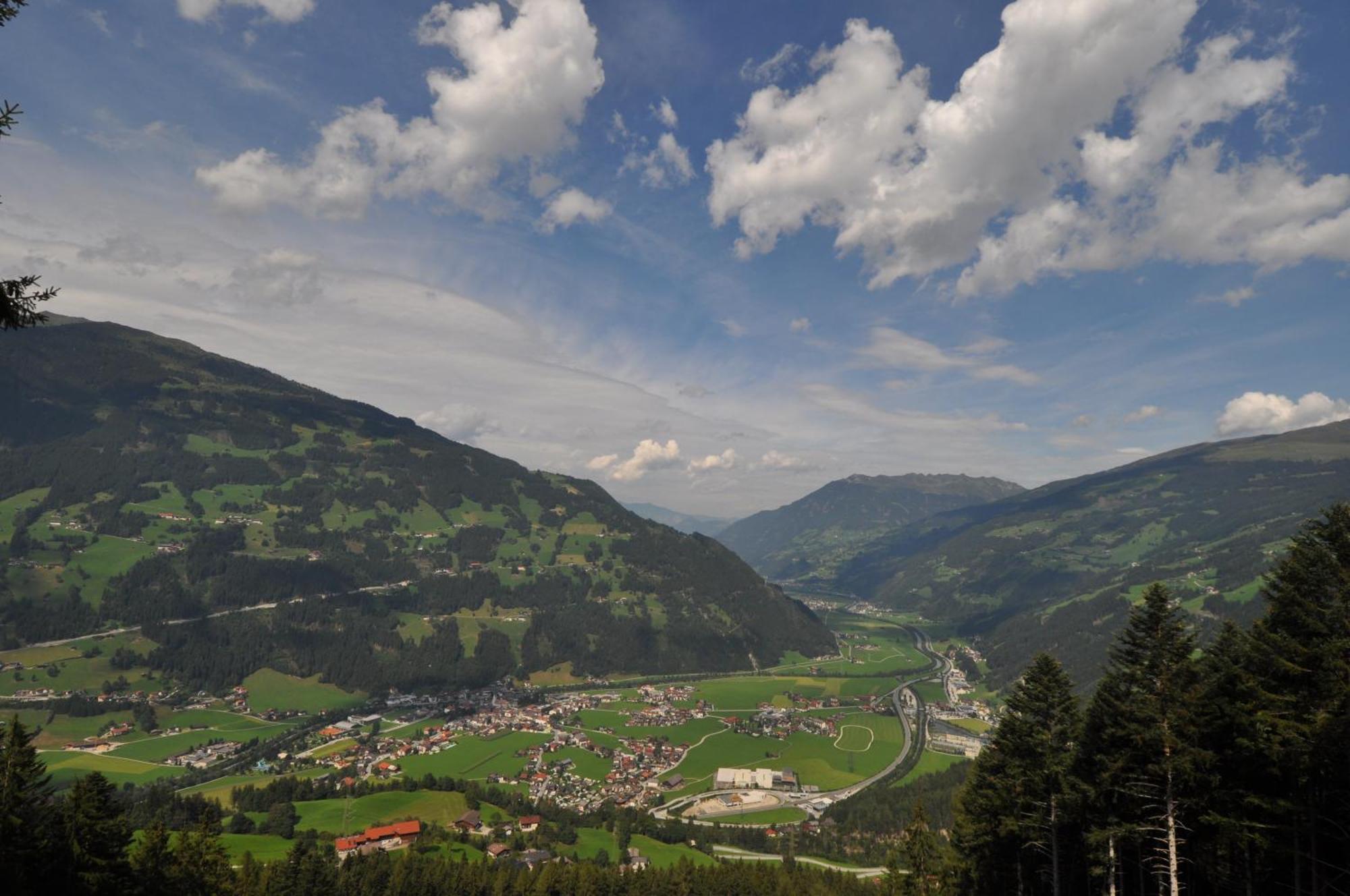Ferienwohnung Ausblick Zillertal Hainzenberg Bagian luar foto