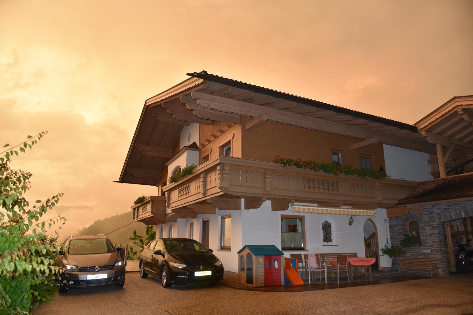 Ferienwohnung Ausblick Zillertal Hainzenberg Bagian luar foto