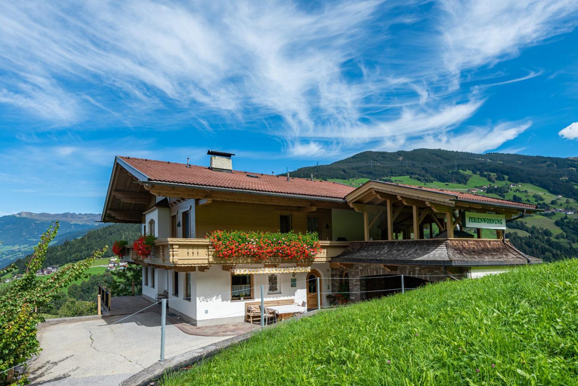 Ferienwohnung Ausblick Zillertal Hainzenberg Bagian luar foto